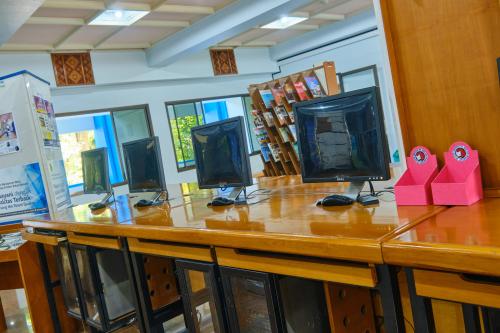 Satya Wacana Junior High School, Private School | We provide Indonesia infrastructure map on various property sectors and data. Access property listings, infrastructure developments, news, and valuable transaction data for informed decisions.