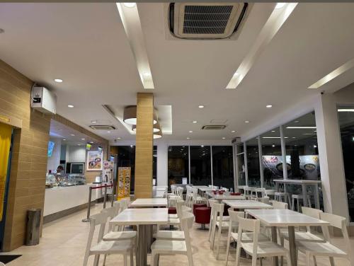 HokBen Srondol Semarang, Stand Alone Retail | We provide Indonesia infrastructure map on various property sectors and data. Access property listings, infrastructure developments, news, and valuable transaction data for informed decisions.