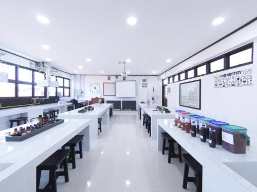 Kolese Loyola Senior High School, Private School | We provide Indonesia infrastructure map on various property sectors and data. Access property listings, infrastructure developments, news, and valuable transaction data for informed decisions.