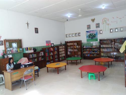 ST. Antonius 1 Elementary School, Private School | We provide Indonesia infrastructure map on various property sectors and data. Access property listings, infrastructure developments, news, and valuable transaction data for informed decisions.