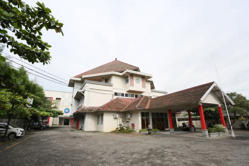 Semarang College of Pharmacy (STIFAR), University | We provide Indonesia infrastructure map on various property sectors and data. Access property listings, infrastructure developments, news, and valuable transaction data for informed decisions.