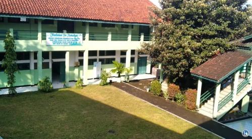 Al-Azhar 7 Sukabumi Junior High School, Private School | We provide Indonesia infrastructure map on various property sectors and data. Access property listings, infrastructure developments, news, and valuable transaction data for informed decisions.
