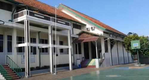 Yuwati Bhakti Junior High School, Private School | We provide Indonesia infrastructure map on various property sectors and data. Access property listings, infrastructure developments, news, and valuable transaction data for informed decisions.