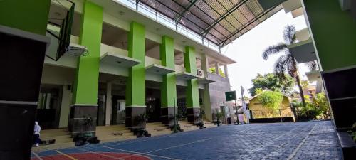Al Azhar Syifa Budi Junior High School, Private School | We provide Indonesia infrastructure map on various property sectors and data. Access property listings, infrastructure developments, news, and valuable transaction data for informed decisions.
