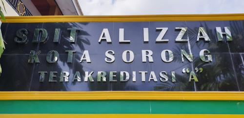 Al Izzah Integrated Junior High School, Private School | We provide Indonesia infrastructure map on various property sectors and data. Access property listings, infrastructure developments, news, and valuable transaction data for informed decisions.