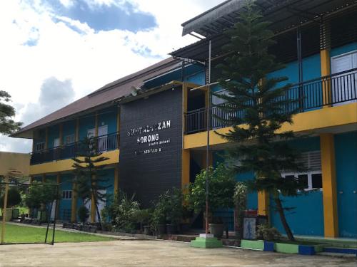 Al Izzah Integrated Junior High School, Private School | We provide Indonesia infrastructure map on various property sectors and data. Access property listings, infrastructure developments, news, and valuable transaction data for informed decisions.