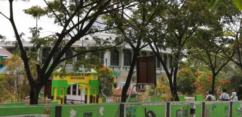 Al Jihad Klademak Elementary School, Private School | We provide Indonesia infrastructure map on various property sectors and data. Access property listings, infrastructure developments, news, and valuable transaction data for informed decisions.