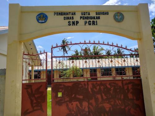 PGRI Sorong City Junior High School, Private School | We provide Indonesia infrastructure map on various property sectors and data. Access property listings, infrastructure developments, news, and valuable transaction data for informed decisions.