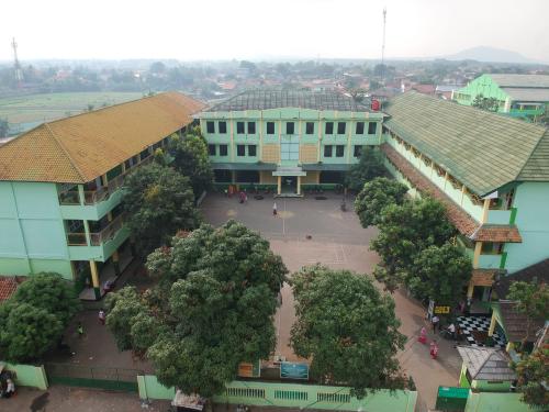 Al Izzah Primary School, Private School | We provide Indonesia infrastructure map on various property sectors and data. Access property listings, infrastructure developments, news, and valuable transaction data for informed decisions.