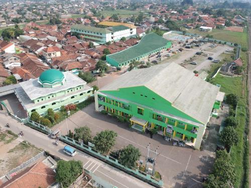 Al Izzah 2 Primary School, Private School | We provide Indonesia infrastructure map on various property sectors and data. Access property listings, infrastructure developments, news, and valuable transaction data for informed decisions.