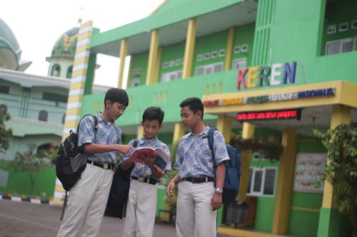 Al-Izzah Junior High School, Private School | We provide Indonesia infrastructure map on various property sectors and data. Access property listings, infrastructure developments, news, and valuable transaction data for informed decisions.