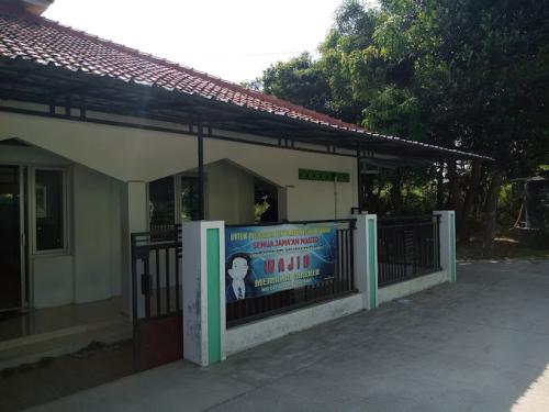 Usamah Islamic Junior High School, Private School | We provide Indonesia infrastructure map on various property sectors and data. Access property listings, infrastructure developments, news, and valuable transaction data for informed decisions.