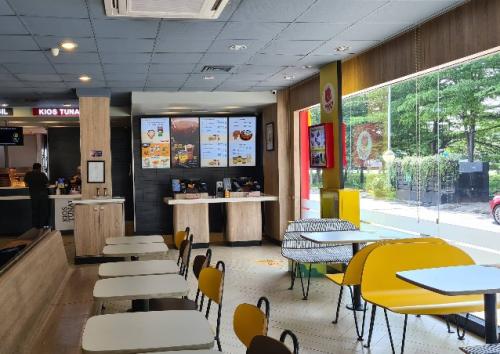 McDonald's Pondok Cabe, Stand Alone Retail | We provide Indonesia infrastructure map on various property sectors and data. Access property listings, infrastructure developments, news, and valuable transaction data for informed decisions.