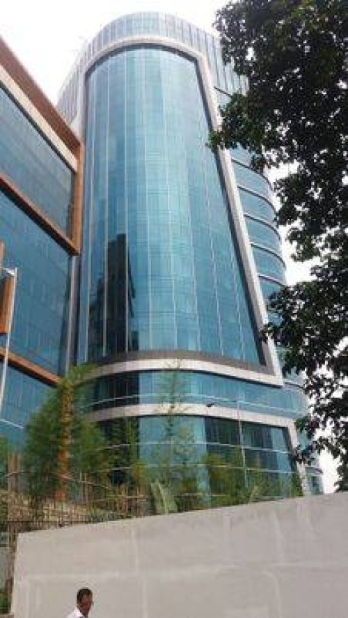 Iconic Office Tower H berlokasi di Kecamatan Pinang, Kota Tangerang, Provinsi Banten. Gedung dengan 16 lantai ini rampung dibangun pada tahun 2015 dengan pengem...