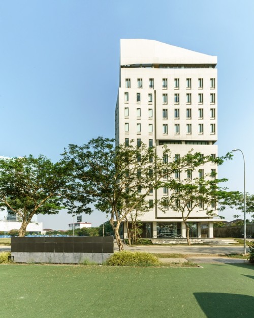 The Mahitala berlokasi di Jl. Alam Utama No. 6, Pinang, Tangerang, Banten. The Mahitala didirikan pada tahun 2019 dibangun oleh PT Sinar Usaha Mahitala dengan l...