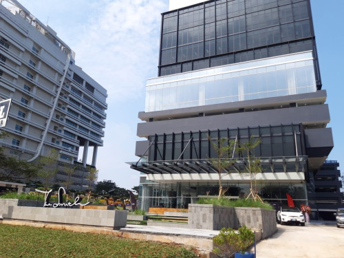 Thesmith berlokasi di Kecamatan Pinang, Kota Tangerang, Provinsi Banten. Gedung dengan 9 lantai ini rampung dibangun pada tahun 2021 dengan pengembang PT Trinit...