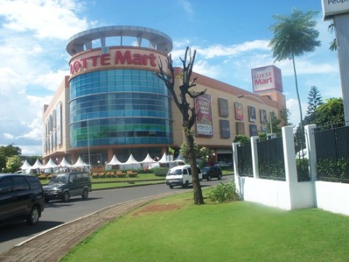 Lotte Mall Bintaro merupakan pusat perbelanjaan yang terletak di Jalan M.H. Thamrin CBD Area, Pondok Aren, Tangerang Selatan. Pusat perbelanjaan ini dibangun ol...