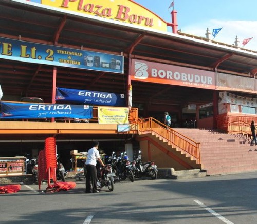 Plaza Baru Ciledug merupakan pusat perbelanjaan yang terletak di Jl. HOS Cokroaminoto No. 90, Tangerang, Banten. Pusat perbelanjaan ini berdiri pada tahun 2002,...