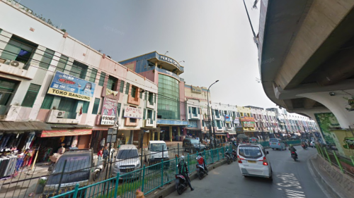 Plaza Ciputat merupakan pusat perbelanjaan yang terletak di Jl. Dewi Sartika No. 4, Ciputat, Tangerang Selatan, Banten. Pusat perbelanjaan ini berdiri pada tahu...
