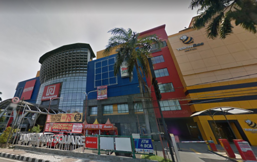 Robinson Tangerang Square merupakan pusat perbelanjaan yang terletak di Jalan Daan Mogot, Sukarasa, Tangerang. Pusat perbelanjaan ini resmi dibuka pada 1995. De...
