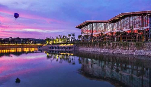 The Breeze Sinar Mas Land merupakan pusat perbelanjaan yang terletak di Jl. BSD Grand Boulevard, Kecamatan Sampora, Kota Tanggerang Selatan. Mall ini dibangun o...
