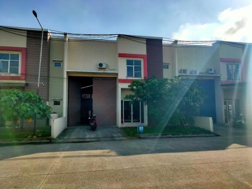 Surya Kadu Warehouse Area, Warehouse | We provide Indonesia infrastructure map on various property sectors and data. Access property listings, infrastructure developments, news, and valuable transaction data for informed decisions.