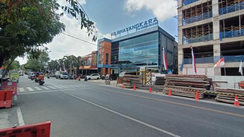 Bhayangkara Hospital Tulungagung, Hospital | We provide Indonesia infrastructure map on various property sectors and data. Access property listings, infrastructure developments, news, and valuable transaction data for informed decisions.