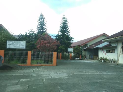 Bunda Hati Kudus Catholic Junior High School Woloan, Private School | We provide Indonesia infrastructure map on various property sectors and data. Access property listings, infrastructure developments, news, and valuable transaction data for informed decisions.