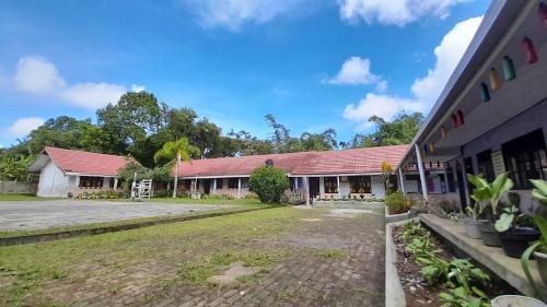 GMIM Pangolombian Elementary School, Private School | We provide Indonesia infrastructure map on various property sectors and data. Access property listings, infrastructure developments, news, and valuable transaction data for informed decisions.