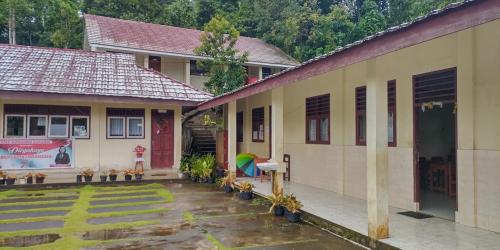 Kosgoro Junior High School Kayawu, Private School | We provide Indonesia infrastructure map on various property sectors and data. Access property listings, infrastructure developments, news, and valuable transaction data for informed decisions.