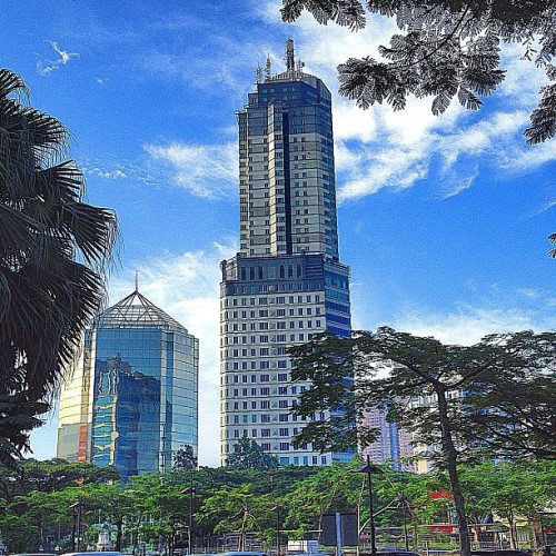 Matahari Tower berlokasi di Jl. Boulevard Palem Raya No. 7, Kelapa Dua, Kab. Tangerang, Banten. Matahari Tower didirikan pada tahun 1996 dibangun oleh PT Mataha...