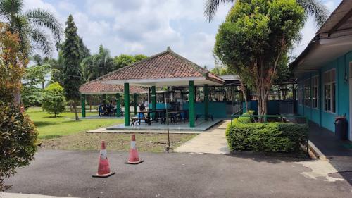 Al Azhar 33 Islamic Primary School, Private School | We provide Indonesia infrastructure map on various property sectors and data. Access property listings, infrastructure developments, news, and valuable transaction data for informed decisions.