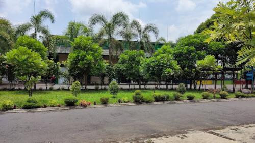 Al Azhar 33 Islamic Primary School, Private School | We provide Indonesia infrastructure map on various property sectors and data. Access property listings, infrastructure developments, news, and valuable transaction data for informed decisions.