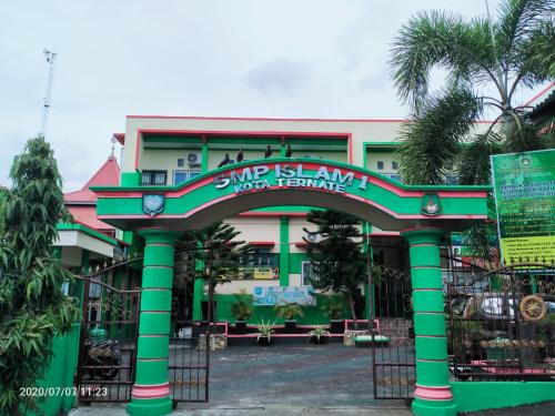 Islam 1 Junior High School, Private School | We provide Indonesia infrastructure map on various property sectors and data. Access property listings, infrastructure developments, news, and valuable transaction data for informed decisions.