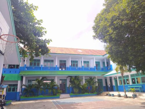 Muhammadiyah 1 Junior High School, Private School | We provide Indonesia infrastructure map on various property sectors and data. Access property listings, infrastructure developments, news, and valuable transaction data for informed decisions.