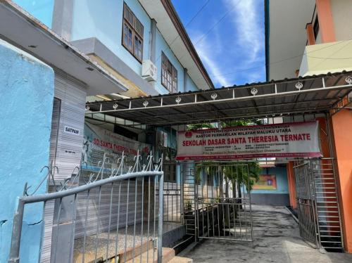 Santa Theresia Elementary School, Private School | We provide Indonesia infrastructure map on various property sectors and data. Access property listings, infrastructure developments, news, and valuable transaction data for informed decisions.