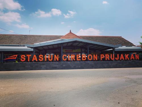 Cirebon Prujakan Station, Intercity Station | We provide Indonesia infrastructure map on various property sectors and data. Access property listings, infrastructure developments, news, and valuable transaction data for informed decisions.