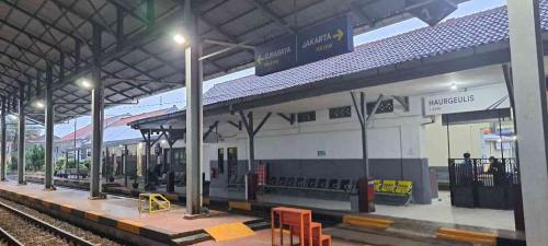 Haurgeulis Station, Intercity Station | We provide Indonesia infrastructure map on various property sectors and data. Access property listings, infrastructure developments, news, and valuable transaction data for informed decisions.