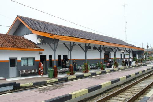 Haurgeulis Station, Intercity Station | We provide Indonesia infrastructure map on various property sectors and data. Access property listings, infrastructure developments, news, and valuable transaction data for informed decisions.