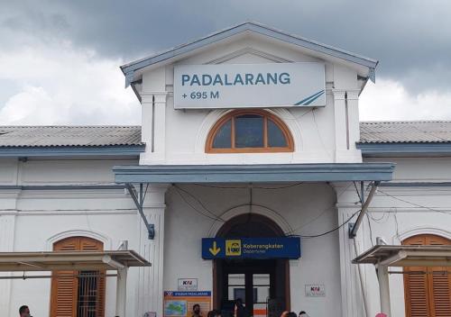 Padalarang Station, Intercity Station | We provide Indonesia infrastructure map on various property sectors and data. Access property listings, infrastructure developments, news, and valuable transaction data for informed decisions.