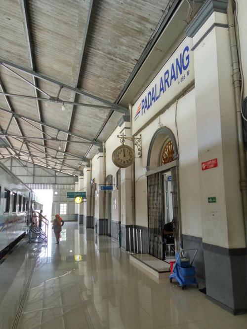 Padalarang Station, Intercity Station | We provide Indonesia infrastructure map on various property sectors and data. Access property listings, infrastructure developments, news, and valuable transaction data for informed decisions.